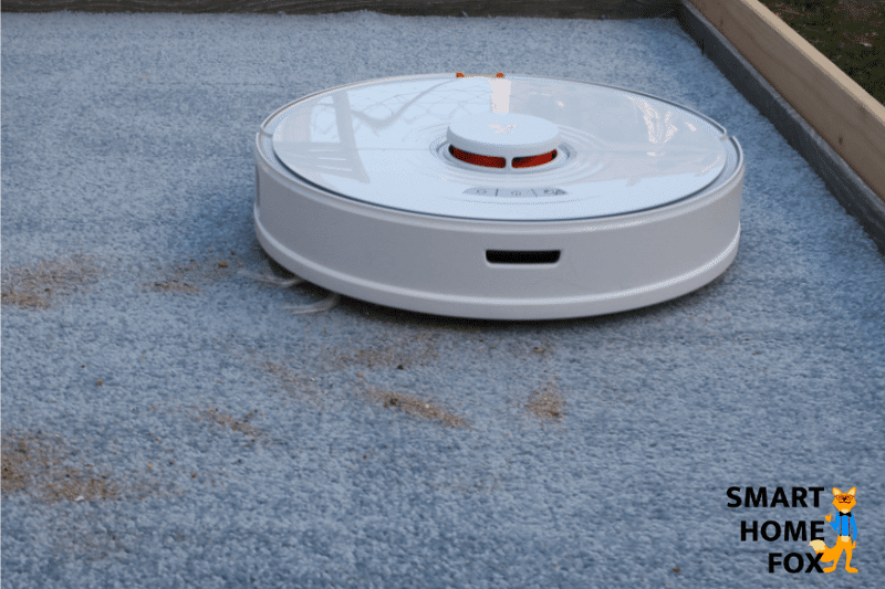 Roborock S7 vacuums sand on a high-pile carpet